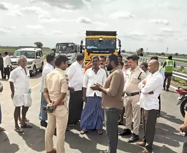 నష్టపరిహారం కోరుతూ రైతుల ఆందోళన