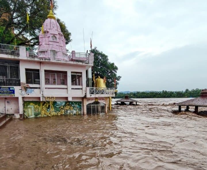 జమ్మూలో భాారీ వర్షాలు: నిలిచిపోయిన జాతీయ రహదారి