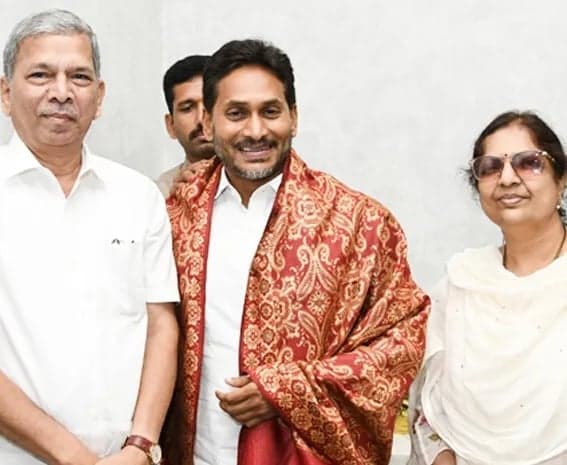 వైఎస్‌ జగన్‌కు ‘స్థితప్రజ్ఞుడు’ పుస్తక బహుకరణ