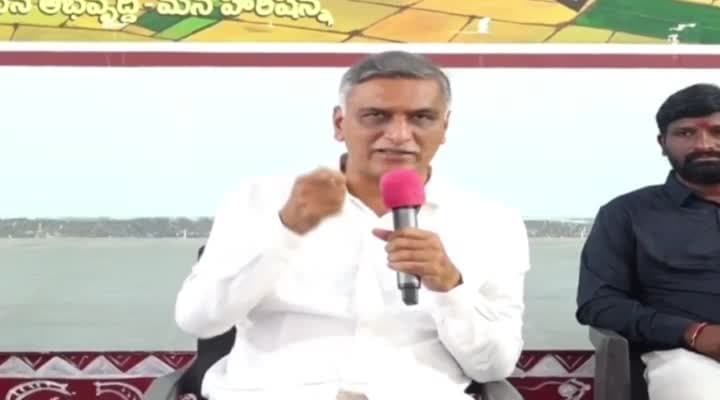అధికారులను కాదు.. సీఎం రేవంత్, భట్టిని సస్పెండ్ చేయాలి: హరీశ్ రావు