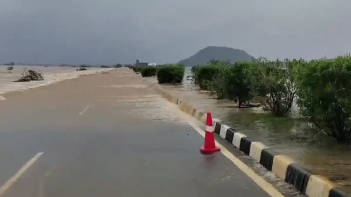 NH-16పై 10 కిలోమీటర్ల ట్రాఫిక్ జామ్