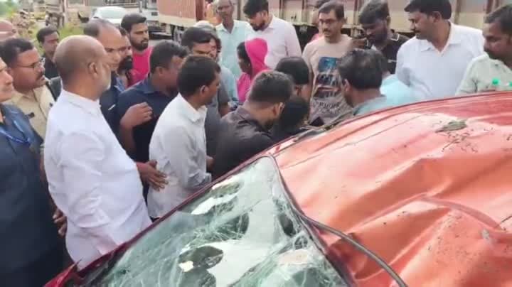 ప్రమాదంలో గాయపడిన వారిని ఆస్పత్రికి తరలించిన బండి సంజయ్