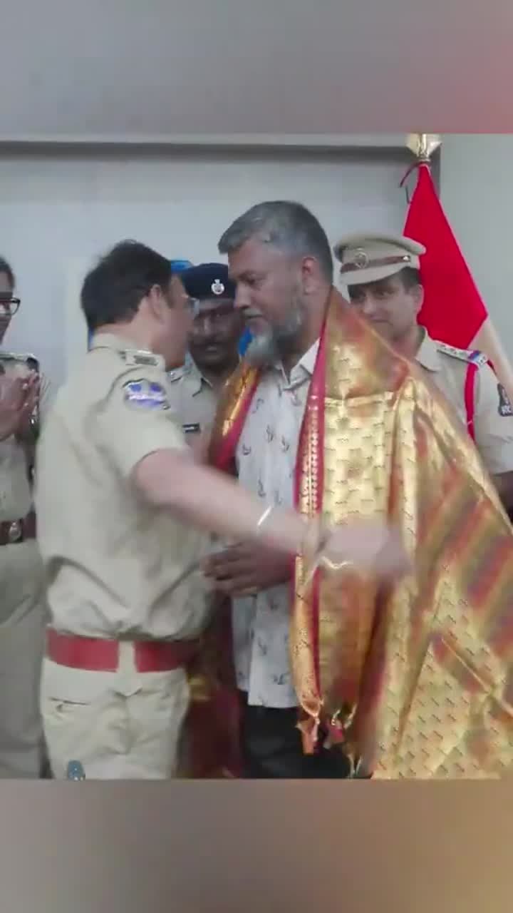 చిన్నారిని కాపాడిన ముగ్గురికి సత్కారం