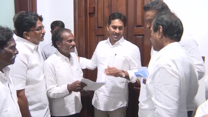 లంక భూములపై జగన్‌కు రైతుల ఫిర్యాదు