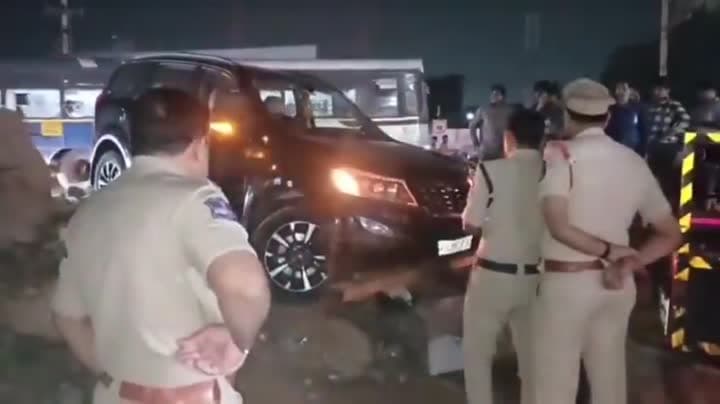 కంచన్‌బాగ్‌లో డివైడర్‌ను ఢీకొట్టి కింద రోడ్డుపై పడిన కారు
