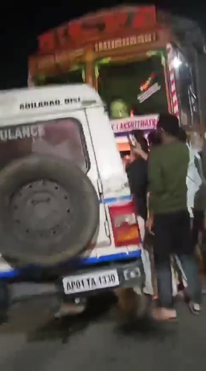 లారీ- అంబులెన్స్ ఢీ.. ఇద్దరు మృతి