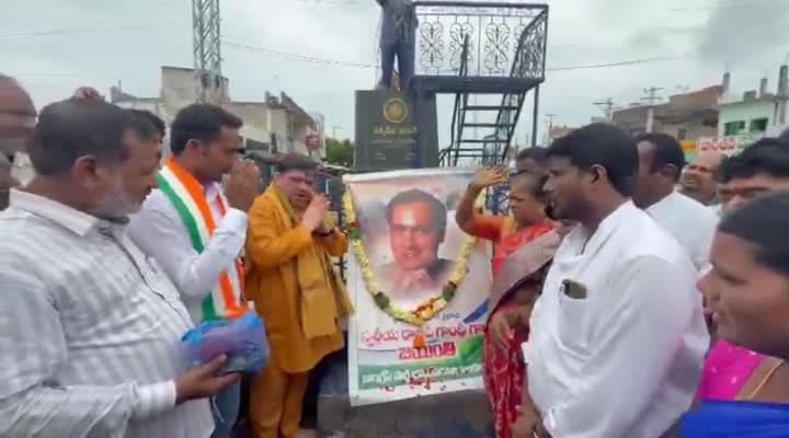 రాజీవ్‌ గాంధీకి పొన్నం ప్రభాకర్‌ నివాళులు