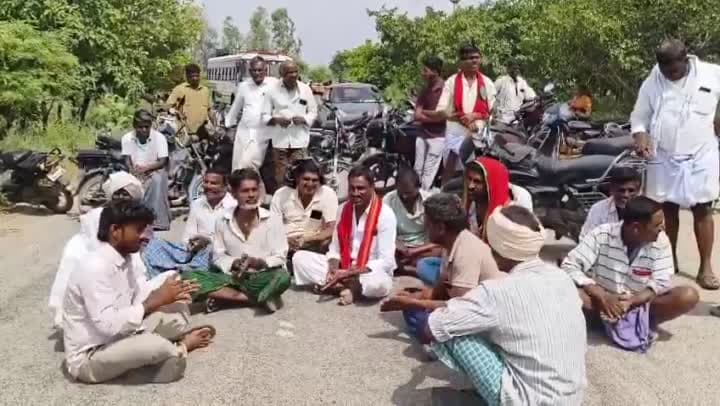 విద్యుత్ కోతలకు వ్యతిరేకంగా రైతుల రాస్తారోకో