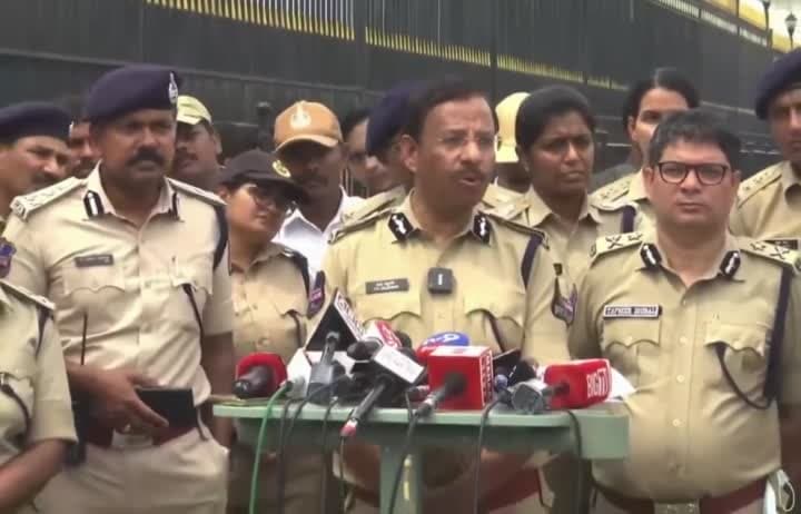 రాజకీయ పార్టీల పాటలపై నిషేధం లేదు