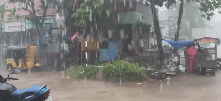 వాన బీభత్సం.. జలమయమైన రహదారులు