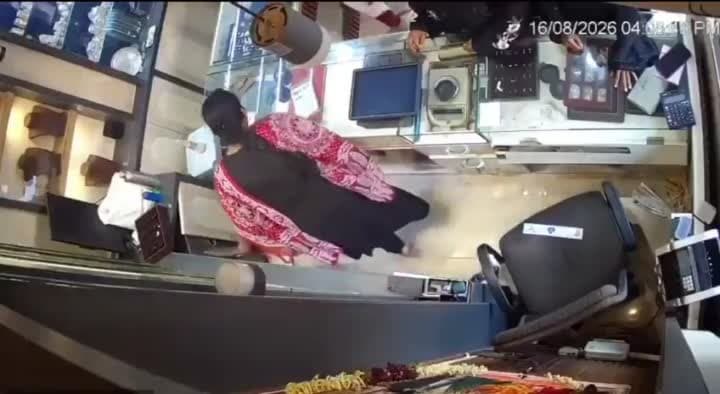 నగల దుకాణంలో రూ.10 లక్షల చోరీ