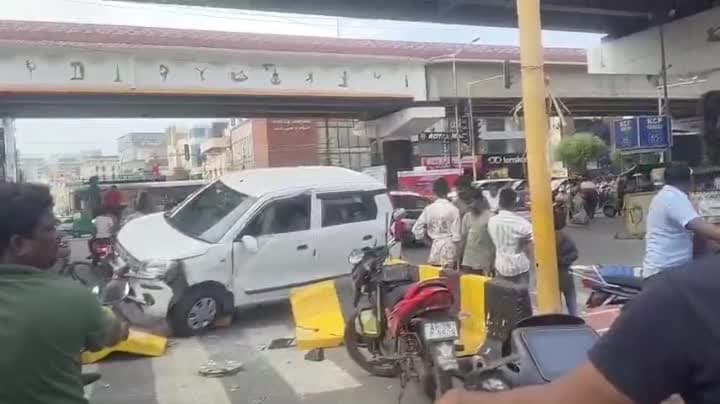 అదుపుతప్పి వాహనాలపైకి దూసుకెళ్లిన కారు