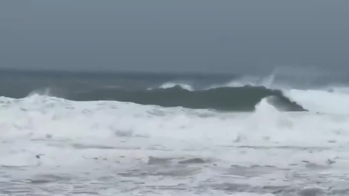 భీమిలి తీరంలో ఉవ్వెత్తున ఎగసిపడుతున్న అలలు