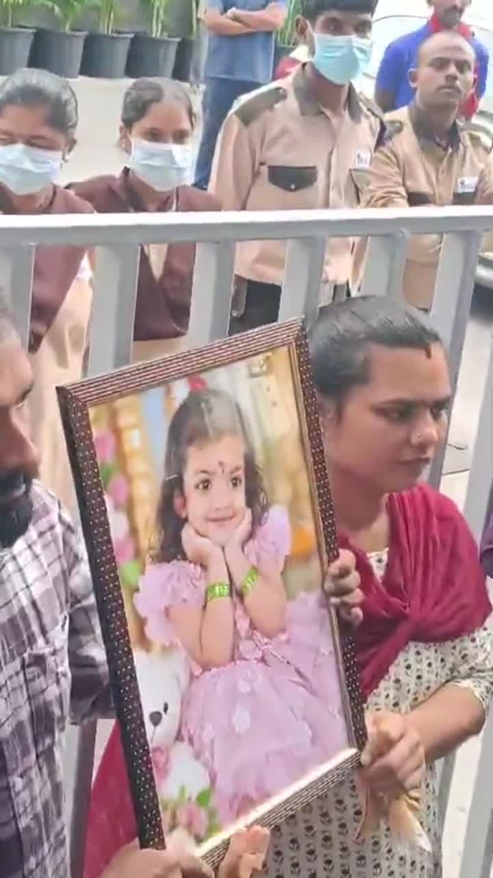 మెడికవర్ ఆసుపత్రి వద్ద చిన్నారి గుణశ్రీ తల్లిదండ్రుల ఆందోళన