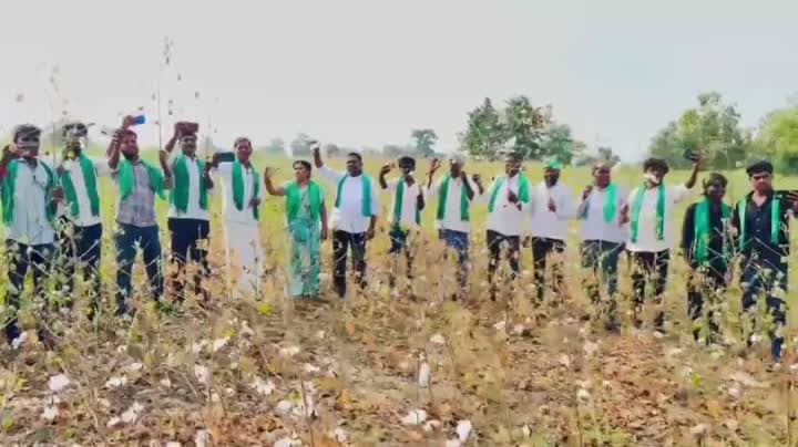 ఎండిన పత్తి మొక్కలతో రాహుల్ గాంధీకి రైతుల సెల్ఫీలు