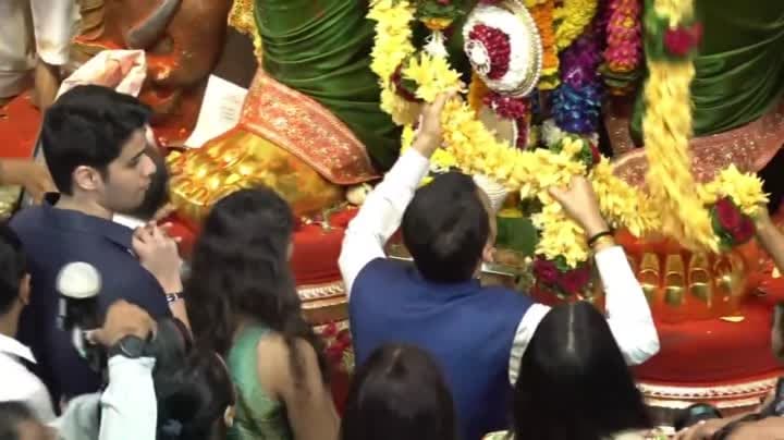కుటుంబంతో లాల్‌బాగ్చా రాజాను దర్శించుకున్న ఫడ్నవీస్