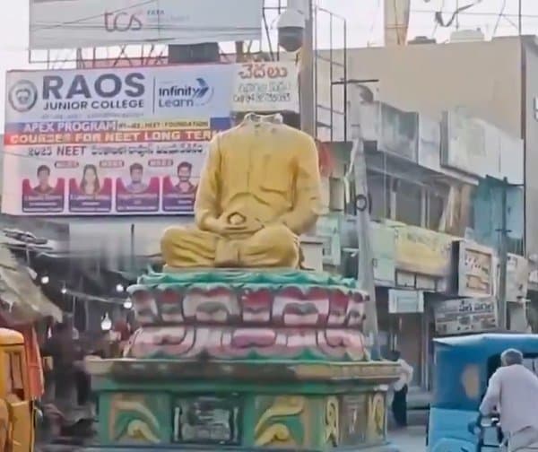 వైఎస్సార్ విగ్రహం ధ్వంసం (వీడియో)