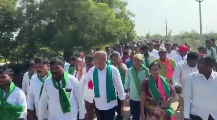 ఎండిన పంటలను పరిశీలిస్తూ మాజీ ఎమ్మెల్యే పాదయాత్ర