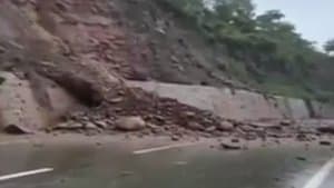 జమ్మూ-శ్రీనగర్ హైవేపై ప్రమాదం: ఇద్దరి దుర్మరణం