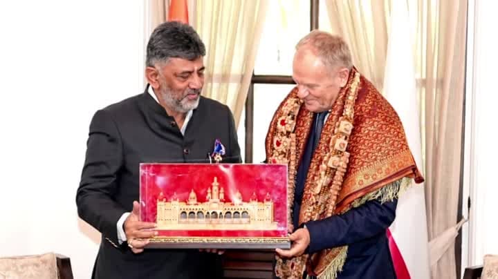 బెంగళూరులో డీకే శివకుమార్‌తో పోలాండ్ ప్రధాని భేటీ