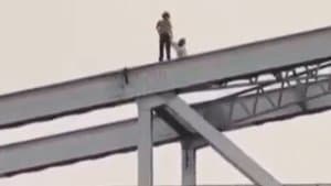 గంగలో దూకబోయిన మహిళ: కాపాడిన యువకుడు