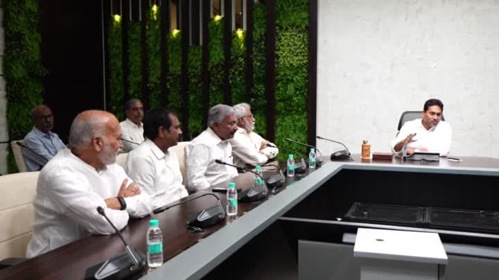 పార్టీ రీజనల్ కో-ఆర్డినేటర్లతో వైఎస్ జగన్ సమావేశం