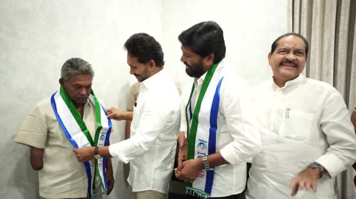 వైసీపీలో చేరిన పాఠంశెట్టి దంపతులు