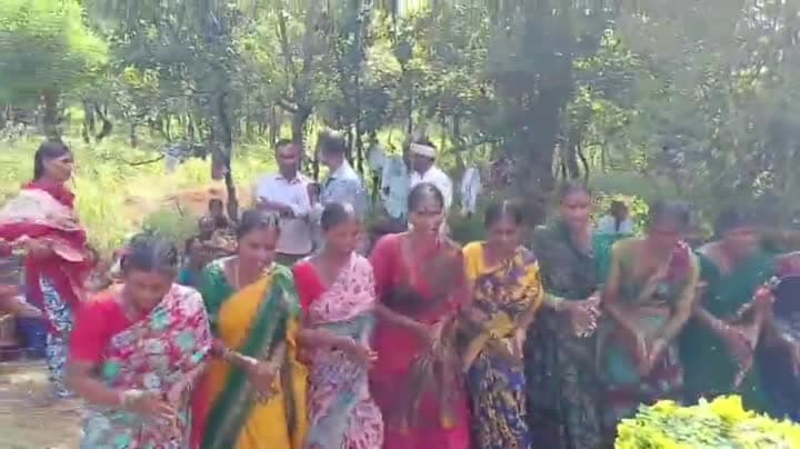 ఉపాధి పనుల వద్దే మహిళల బతుకమ్మ సంబరాలు