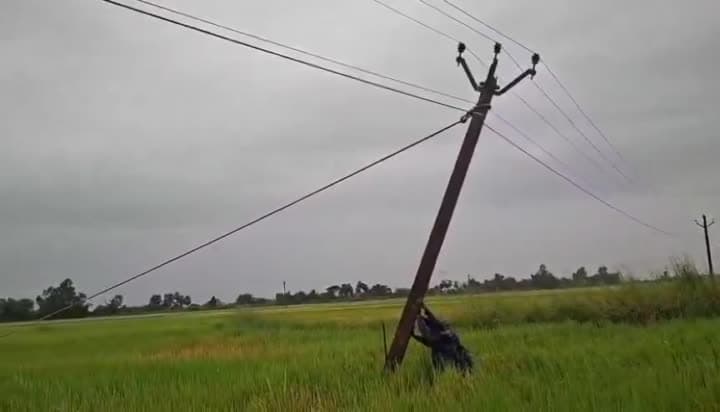 తుఫాన్‌లోనూ విద్యుత్ పునరుద్ధరణ పనులు