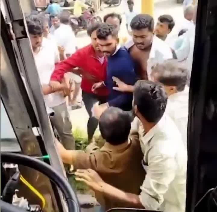 బస్సు ఆపలేదని ఆర్టీసీ డ్రైవర్‌పై దాడి