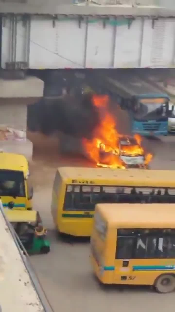 బెంగళూరులో కారులో భారీ అగ్నిప్రమాదం