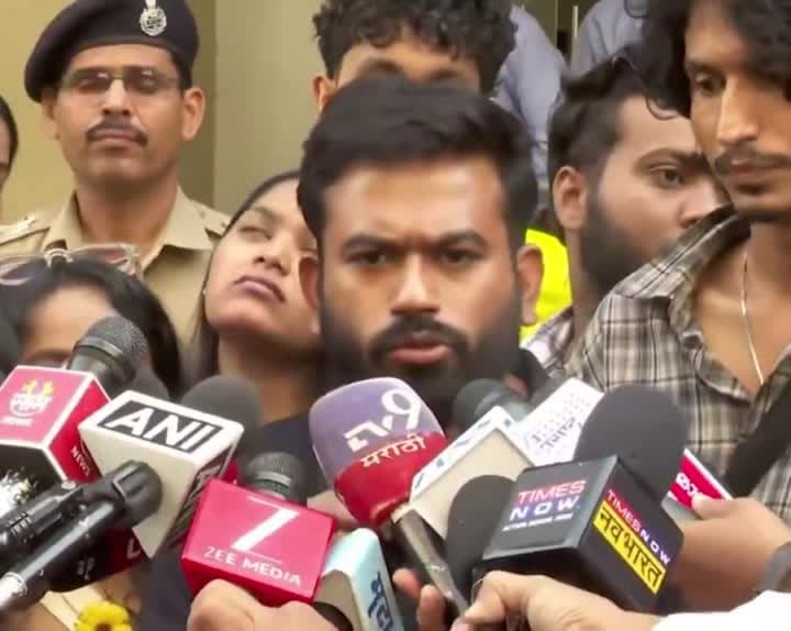జంతర్ మంతర్ వద్ద జాతీయ జెండా ఊపితే నేరమా? : అభిజిత్ దీప్కే