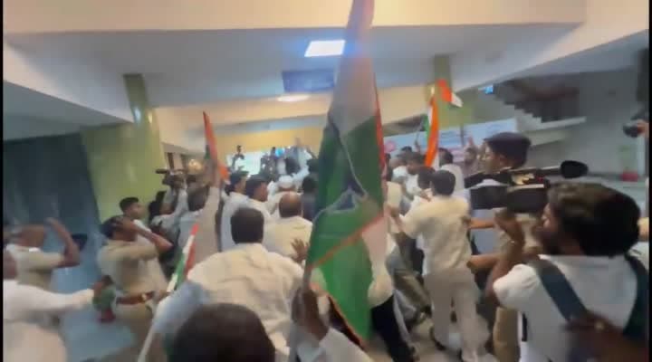 కాంగ్రెస్ నేతల ధర్నా