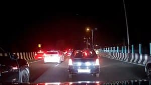బెంగళూరు హైవేపై కుటుంబంపై దాడి.