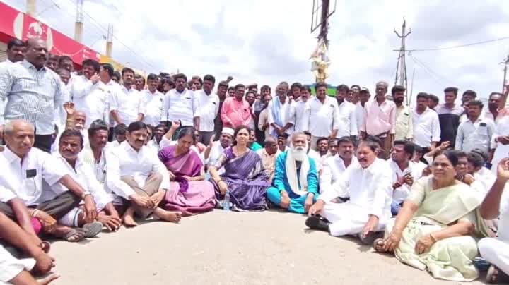 ఆలూరు ఎమ్మెల్యే అరెస్ట్‌కు నిరసనగా వైసీపీ ఆందోళన