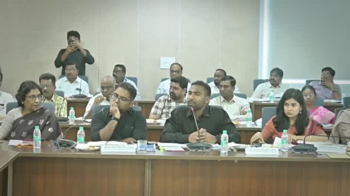 కరీంనగర్ అభివృద్ధి పనులపై మంత్రి ఉత్తమ్ సమీక్ష