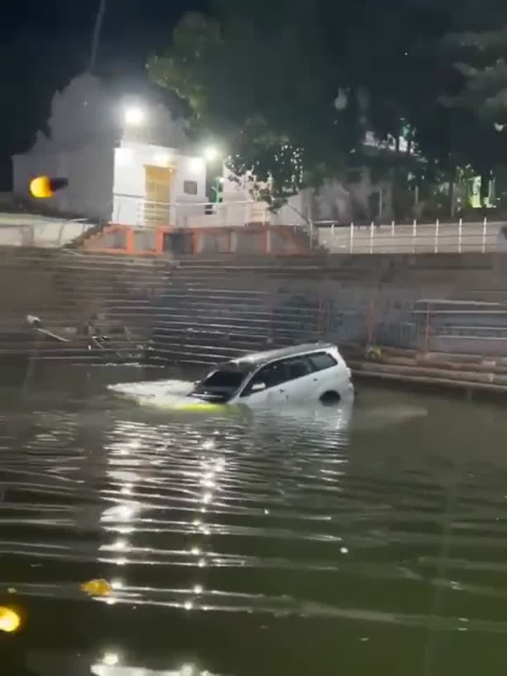 ఆలయ కోనేరులోకి దూసుకెళ్లిన కారు
