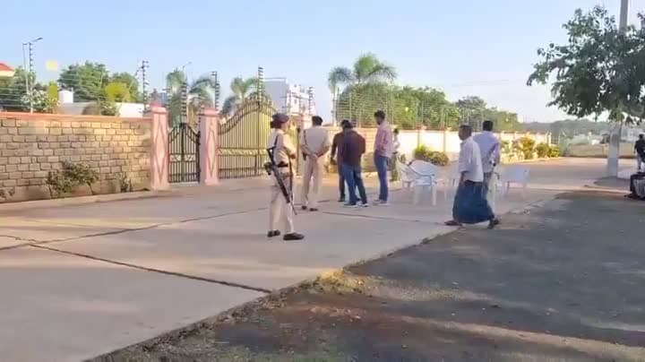 వై యస్ అవినాష్ రెడ్డి నివాసాల్లో ఈడీ సోదాలు