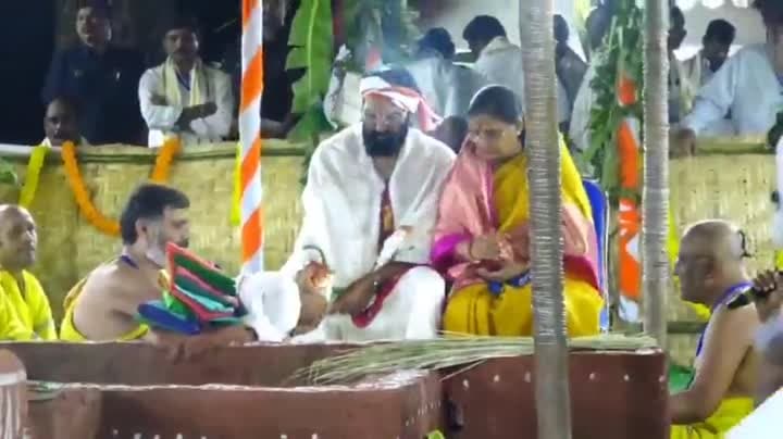 వరుణ యాగంలో మంత్రి ఉత్తమ్‌ దంపతులు