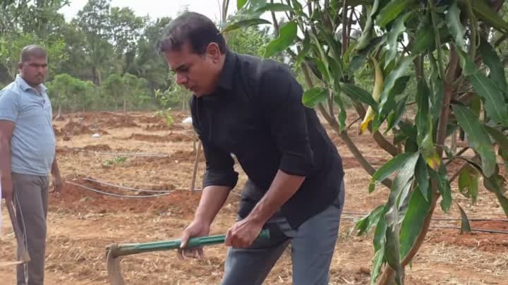 కేసీఆర్ ఆశీస్సులు తీసుకున్న కేటీఆర్