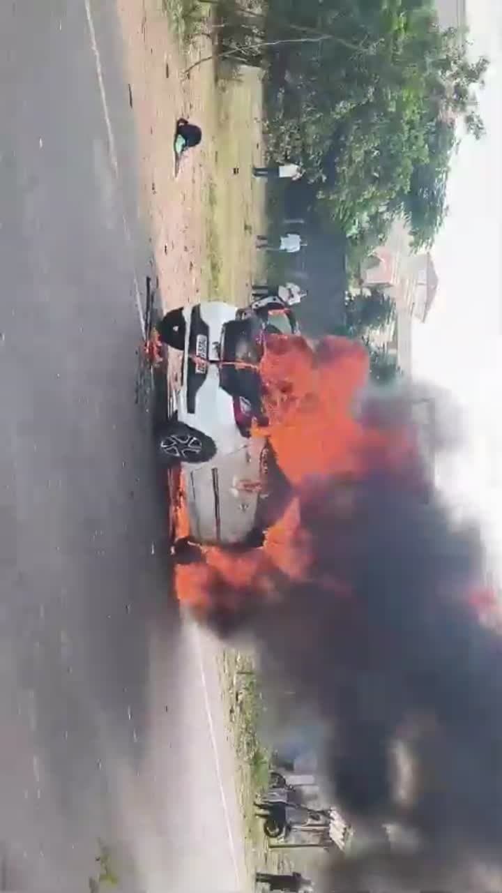 నడిరోడ్డుపై కారులో మంటలు