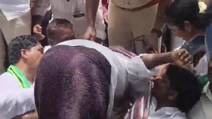 సాగునీటి కోసం ఎస్సై కాళ్లు పట్టుకున్న రైతు