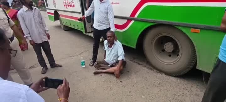 జోగిపేటలో వృద్ధుడి కాళ్లపై నుంచి బస్సు
