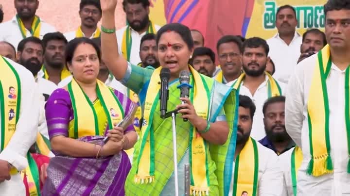 ప్రజలకు గులాములుగా ఉండండి: కవిత
