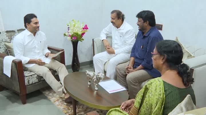 వైఎస్ జగన్‌ను కలిసిన సీపీఐ నేతలు