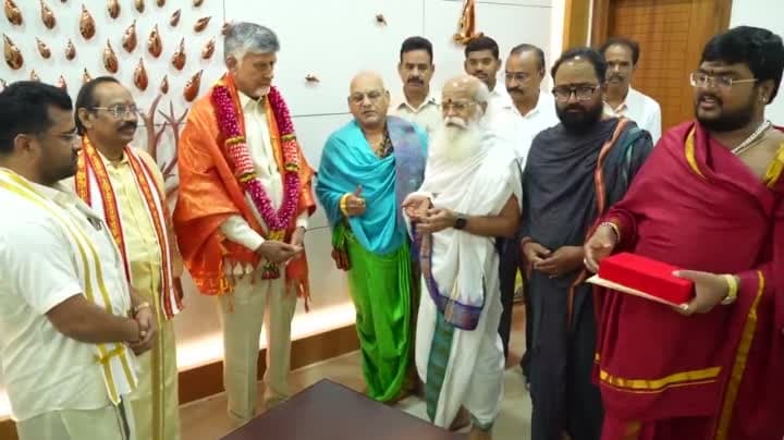 దసరా ఉత్సవాలకు సీఎం చంద్రబాబుకు ఆహ్వానం