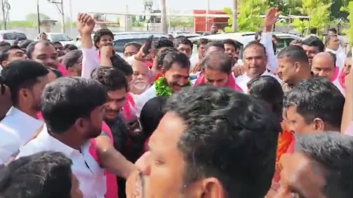 కేటీఆర్‌కు రిమ్మనగూడ వద్ద బీఆర్ఎస్ నేతల స్వాగతం