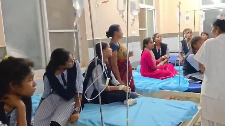సాంబారులో బల్లి.. 19 మంది విద్యార్థినులకు అస్వస్థత