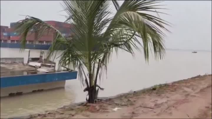 హుగ్లీ నదిలో కార్గో నౌక ప్రమాదం