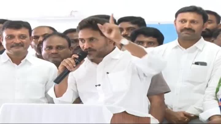 అధికారులు రాజ్యాంగానికి విధేయులుగా ఉండాలి: జగన్‌